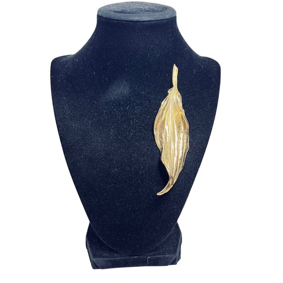Trifari Jewelry - Vintage Trifari Gold Tone Leaf Brooch (6069)